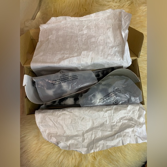 NEW UGG W Fluff Slide II Leopard White - Picture 10 of 10